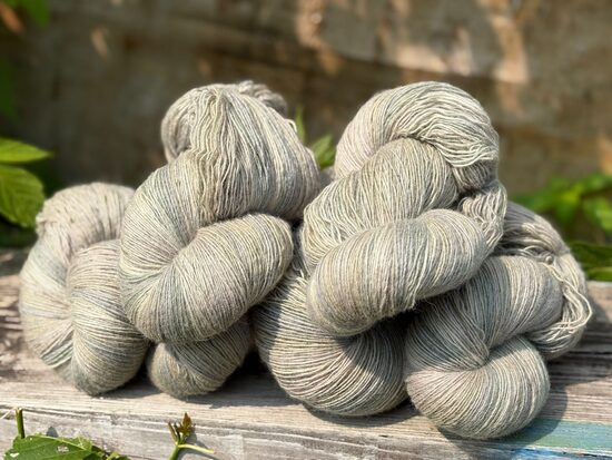 Pāces vienkārtīgā krāsainā aitas vilna