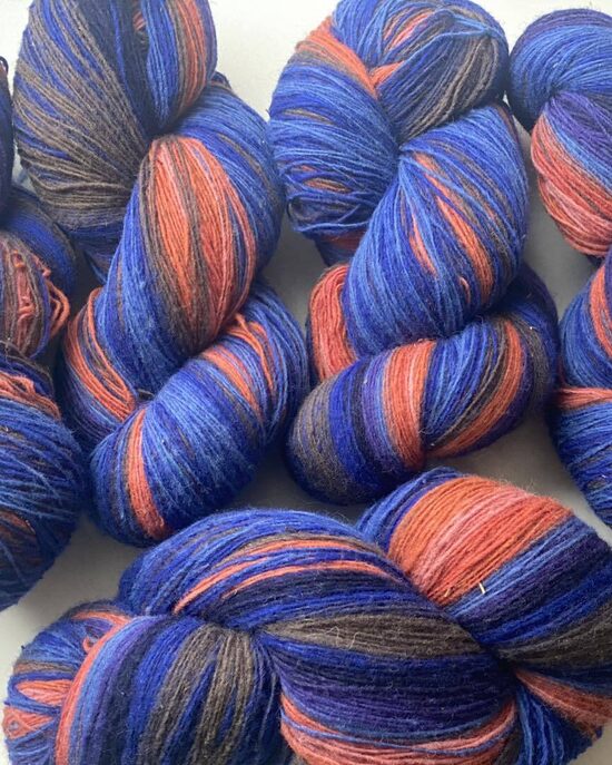 Pāces vienkārtīgā krāsainā aitas vilna